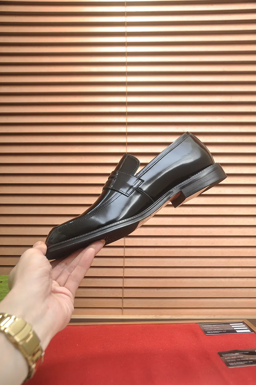 Men's shoes💰500💶Italy's top luxury men's shoe giant (GUCCI) (Gucci) (full cowhide lining) new arrival🍃Original European style🔰 Pleasant to the eye😍In order to make the shoes more durable and non-deformable🌀The production continues to follow traditional methods but there is still no lack of innovation💪Choose original sheepskin for the leather♻️ Smooth and natural And extra bright ⭐Made of imported cowhide, the first choice of rich people 38-45 (45 customized)